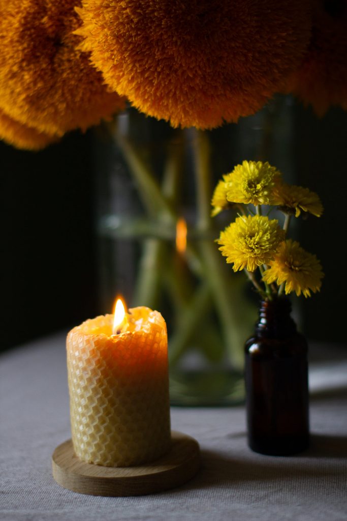 https://www.pexels.com/es-es/foto/flor-amarilla-al-lado-de-una-vela-encendida-6341626/